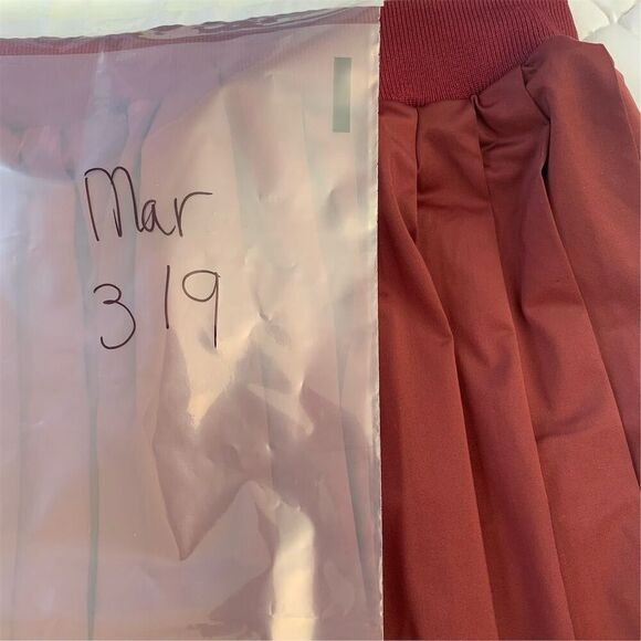 Jolie and Joy Women's Pleated Tennis Skirt L Burgundy Striped Waistband - Picture 2 of 3